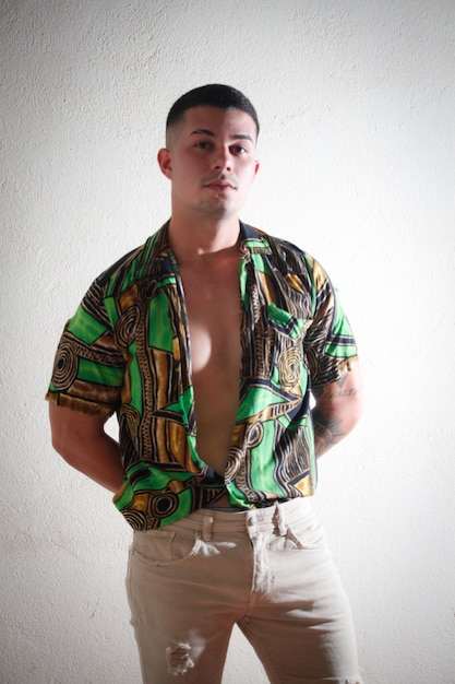 Nackter Oberkörper sexy lateinischer Mann posiert