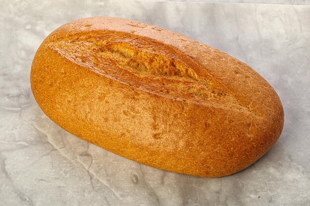 Naco de pão de crosta caseiro isolado