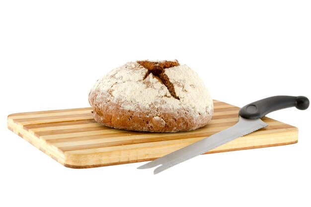 Naco de pão em uma placa de madeira e faca