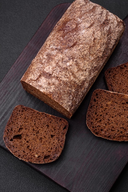 Naco de pão integral crocante fresco com grãos e sementes