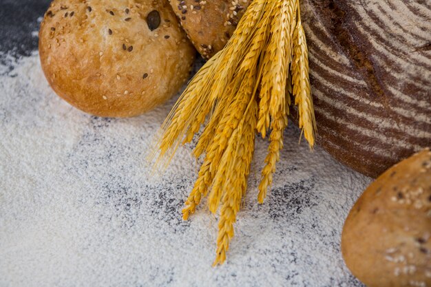 Foto nacos de pão com trigo e farinha