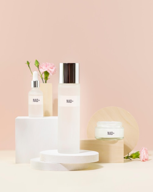Nad Hautpflege-Set mit Serumtoner und Creme auf Podiums mit Blumen