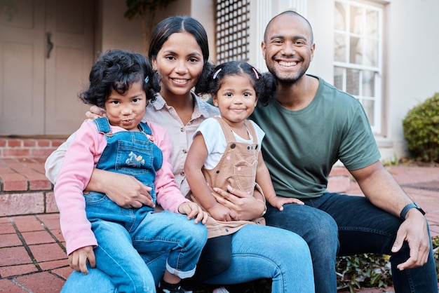 Nada es más importante que la familia para nosotros Fotografía de una pareja pasando tiempo al aire libre con sus dos hijas