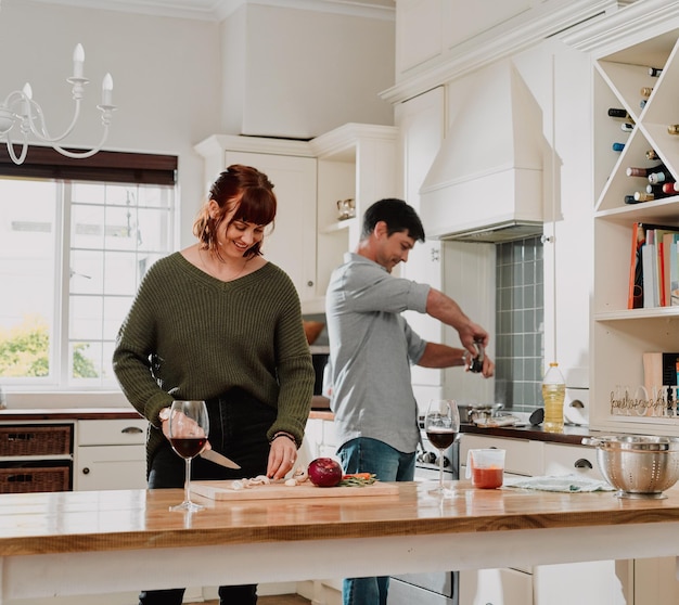 Nada sabe mejor que una comida hecha con amor Captura recortada de una pareja cocinando juntos en la cocina de casa