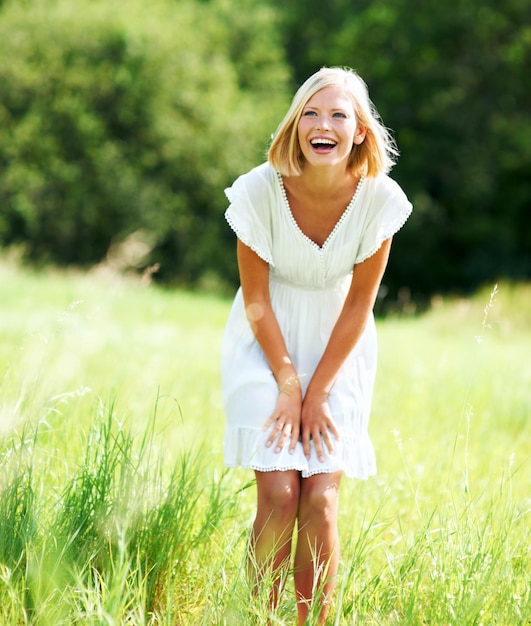 Nada supera uma boa risada Jovem bonita rindo enquanto está em um campo ao ar livre