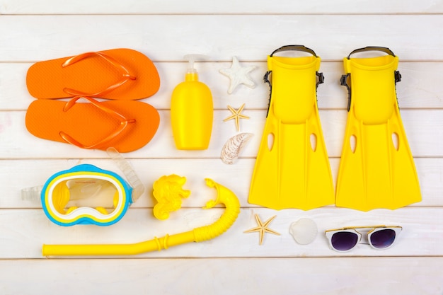 Nadadeiras amarelas brilhantes e máscara de mergulho em um fundo vibrante