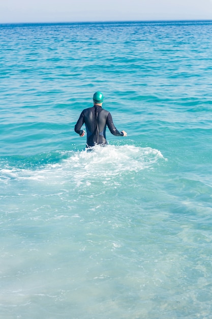 Nadador corriendo en el océano