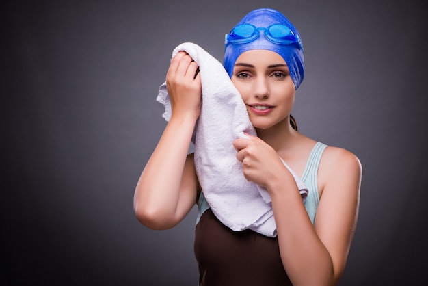 Nadador de mulher contra fundo cinza