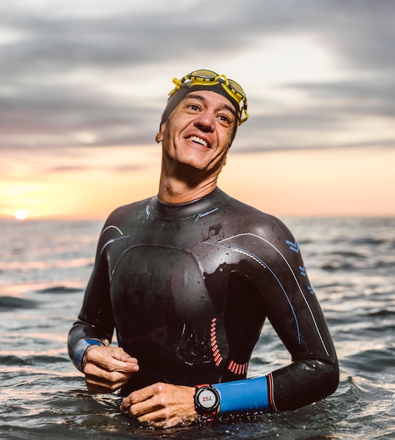 Foto nadador feliz de tiro medio en el agua