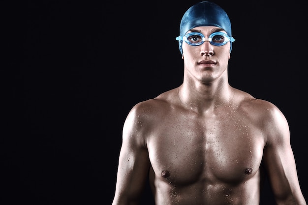 Foto nadador de fitness sobre fondo negro