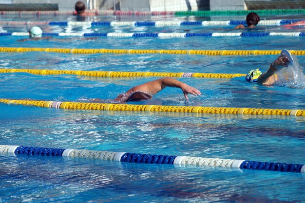 Nadador en la gran piscina al aire libre