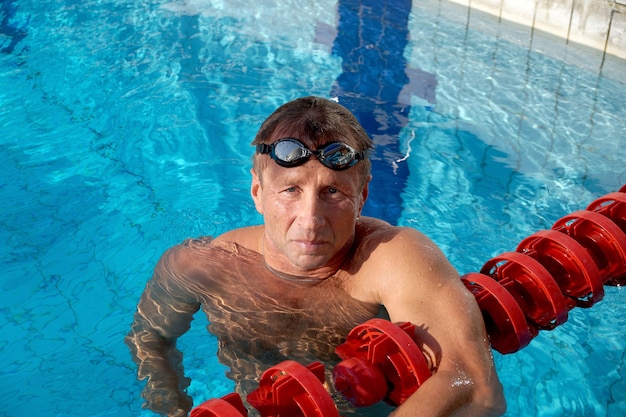 Nadador en la gran piscina al aire libre