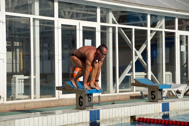 Nadador en la gran piscina al aire libre