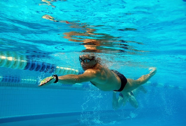 Nadador en la gran piscina al aire libre