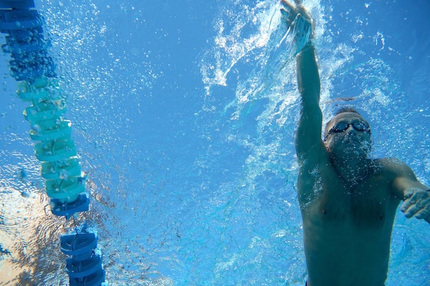 Nadador en la gran piscina al aire libre