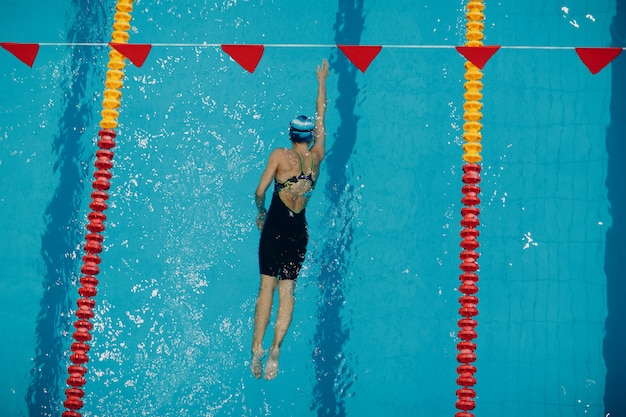 Nadador jovem nada na piscina