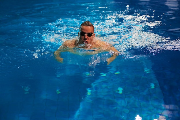 Nadador masculino en la piscina Foto submarina