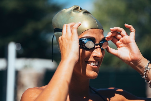 Nadador mujer con gafas y gorro de baño