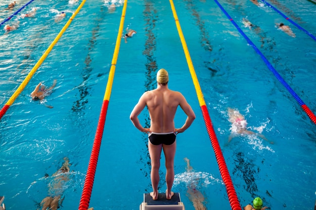 Nadador en la piscina se prepara para la competición