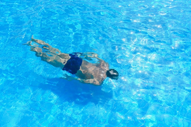 Nadador profesional bajo el agua después del salto.