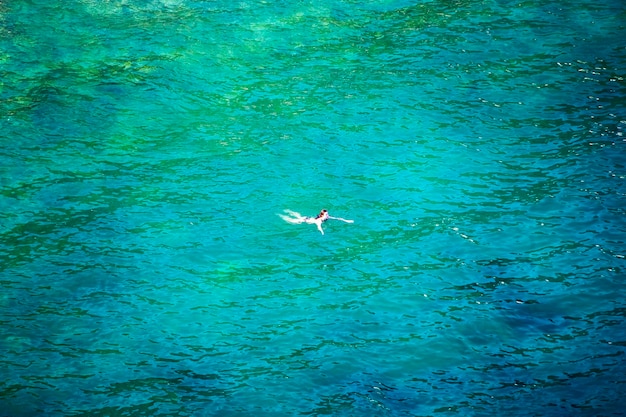 Foto un nadador solitario en el mar