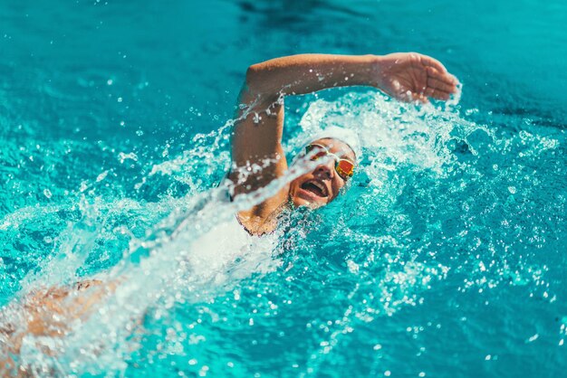 Foto nadadora entrenando en la piscina estilo de natación crol