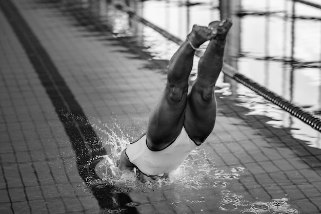 Nadadora saltando a la piscina