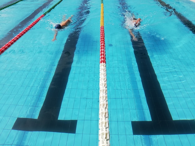 Nadadores na piscina da pista, homens na água