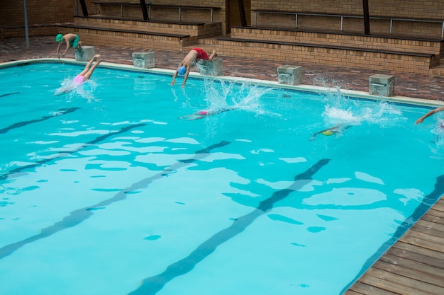 Los nadadores salpicando agua mientras se bucea en la piscina