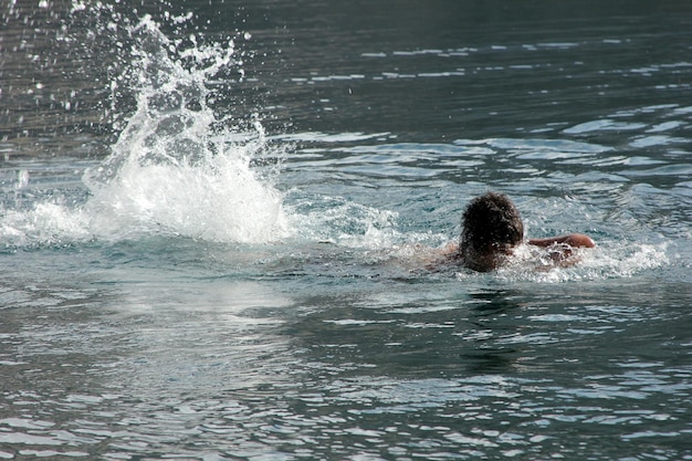 nadando en el lago