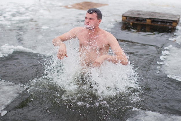 Nadar en el agujero de hielo en el bautismo del Señor.