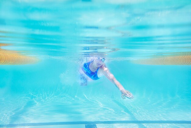 Nadar hasta alcanzar la mejor marca personal Toma submarina de una nadadora