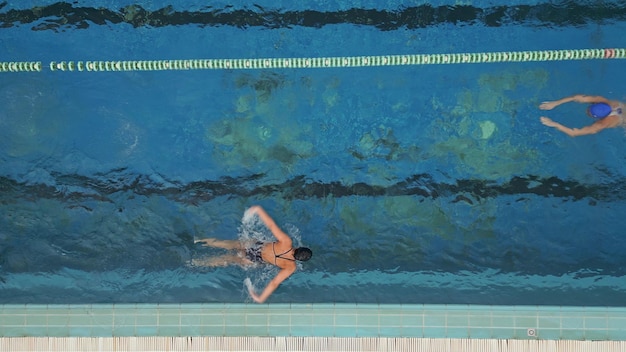 Nadar en grupo en una piscina