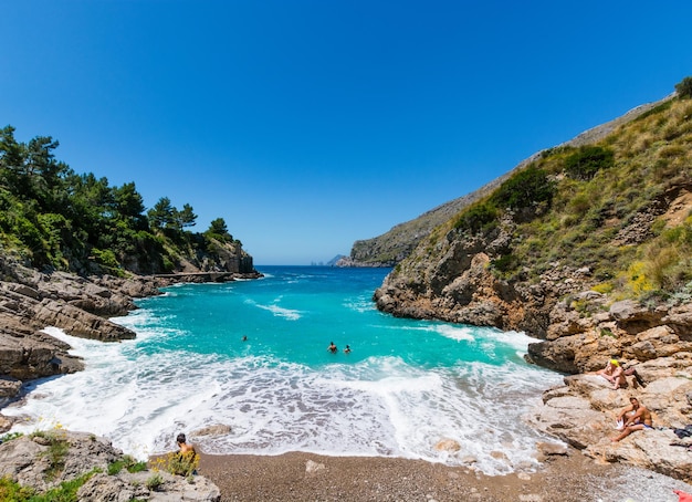 Nadar en el mar azul en Baia di Ieranto, Nerano, Nápoles