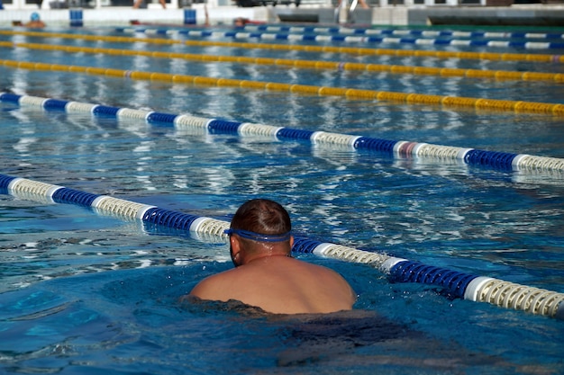 Nade na grande piscina ao ar livre