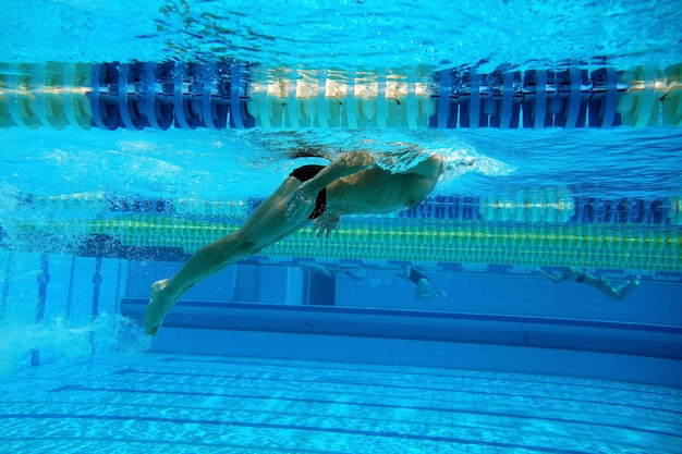 Nade na grande piscina ao ar livre