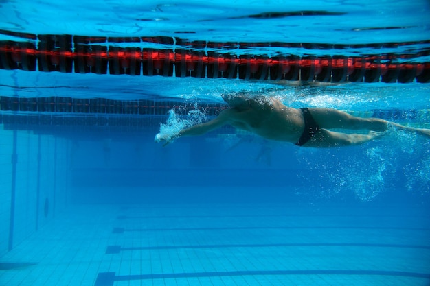 Nade na grande piscina ao ar livre