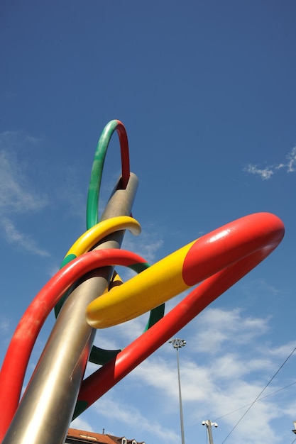 Foto nadelfaden und knoten ist eine zweiteilige skulptur