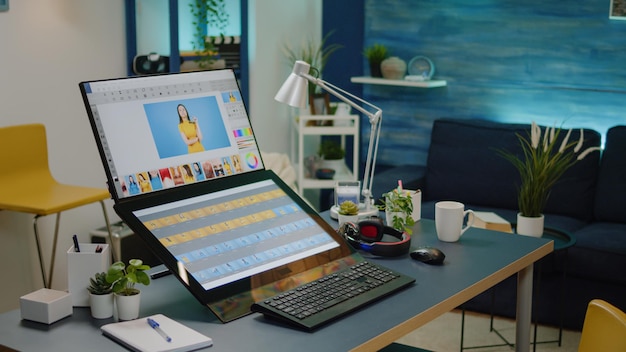 Nadie en el estudio de edición con equipo de retoque fotográfico. Lugar de trabajo vacío para ediciones fotográficas con computadora moderna y escritorio en el escritorio. Software profesional para la creatividad digital
