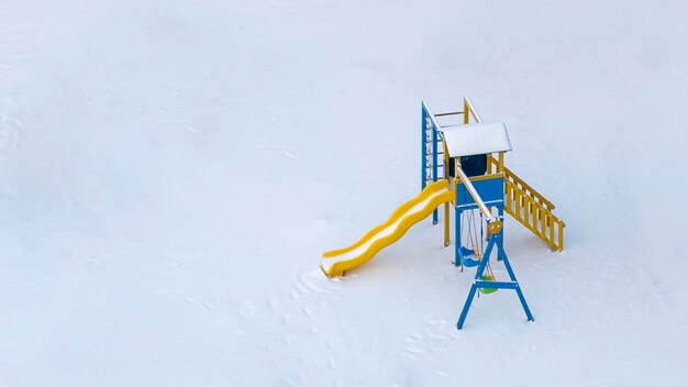 Nadie en el parque infantil cubierto de nieve