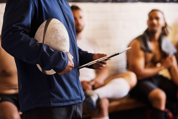 Nadie sabe lo que es mejor para el equipo como el entrenador Captura recortada de un entrenador de rugby dirigiéndose a los jugadores de su equipo en un vestuario