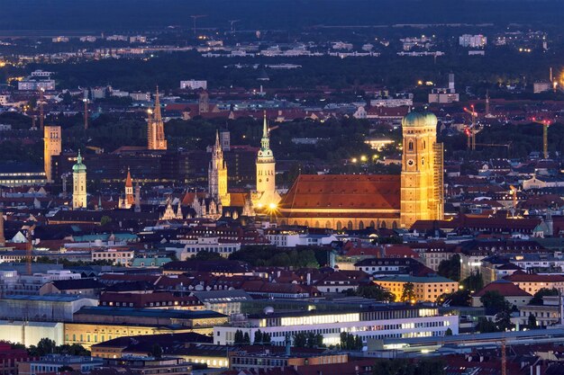 Nächtliche Luftansicht von München, Deutschland