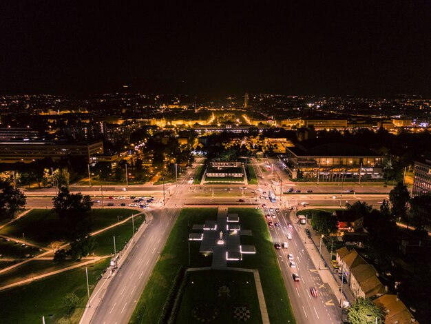 Foto nächtliche luftaufnahme des straßenverkehrs von vukovarska und der berühmten wahrzeichen der stadt zagreb, die im dunkeln leuchten