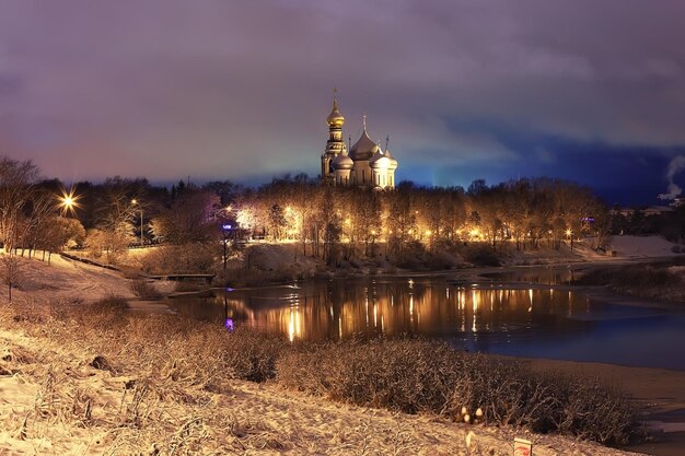 Nächtliche Winterlandschaft in einer erstaunlichen Stadt