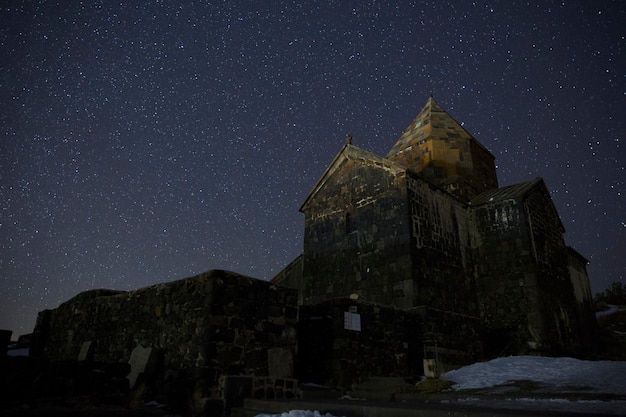 Nächtlicher Sternenhimmel über dem Sewanawank-Kloster am nordwestlichen Ufer des Sewansees