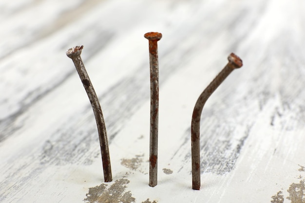 Foto nägel in einem holzbrett-closeup