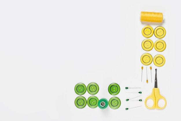 Nähen von Gegenständen von oben flacher Laienzusammensetzung mit Nähzubehör auf hellem Hintergrund