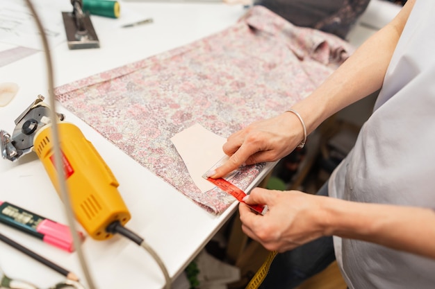 Näherin arbeitet im Studio