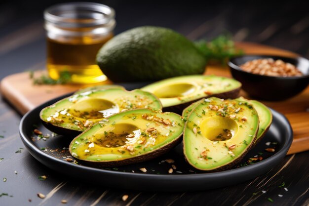 Foto nährreiches avocado-frühstück mit geschnittenem avocado und gewürzen