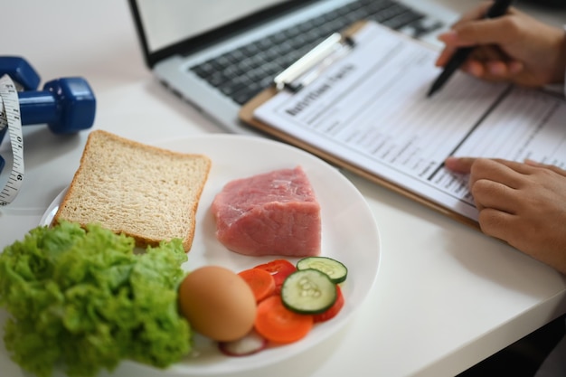 Foto nährwürdige nahrung mit frischem gemüsfleisch und ei für eine gesunde ernährung auf dem weißen tisch